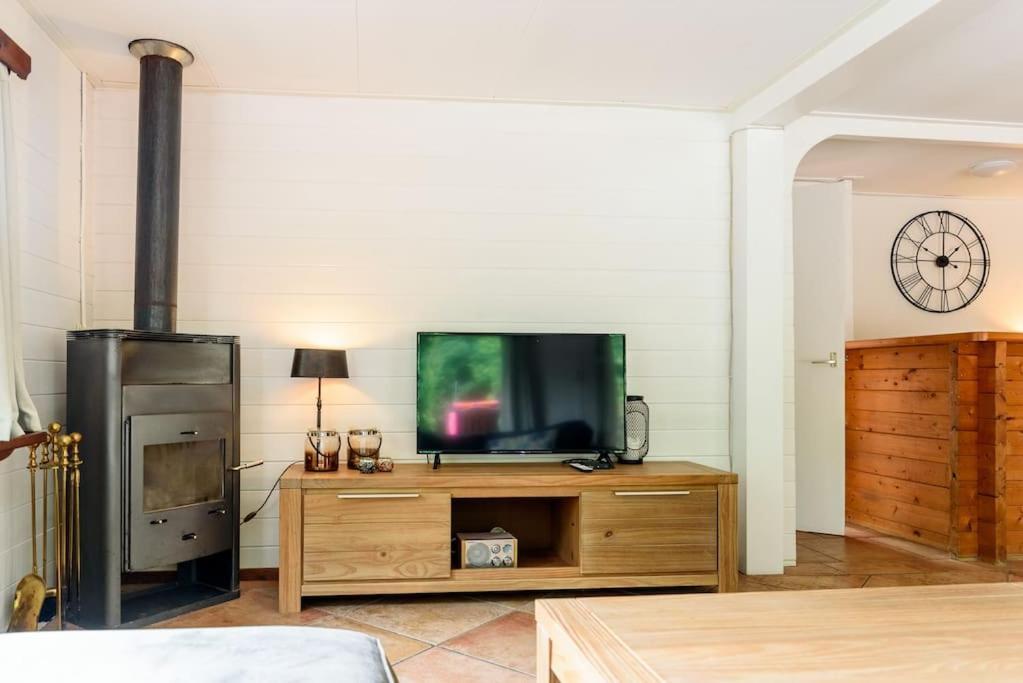 Spacious Wooden Cottage With Infra-Red Sauna At Veluwe Putten Exterior foto